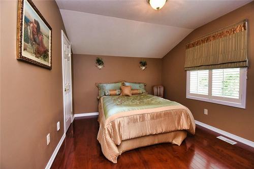 64 Gravenhurst Trail, Hamilton, ON - Indoor Photo Showing Bedroom