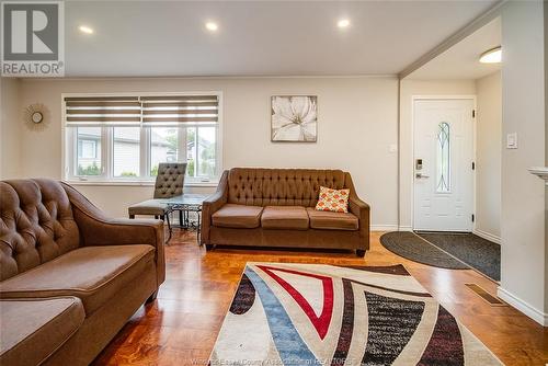 2391 Meldrum Road, Windsor, ON - Indoor Photo Showing Living Room