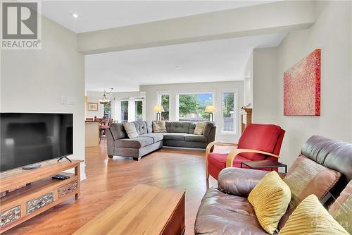 1035 Red Spruce Street, Ottawa, ON - Indoor Photo Showing Living Room