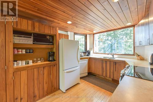 1124 Flanagan Trail, Gravenhurst, ON - Indoor Photo Showing Kitchen With Double Sink