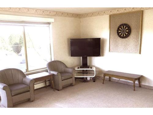 105-964 Heywood Ave, Victoria, BC - Indoor Photo Showing Living Room