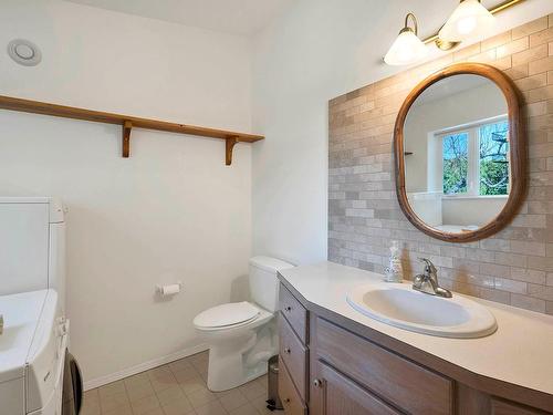 6256 Hare Road, Kamloops, BC - Indoor Photo Showing Bathroom