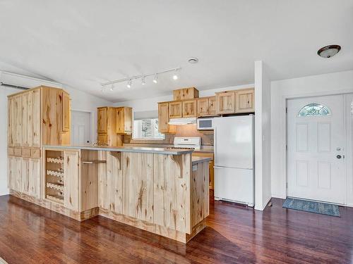 6256 Hare Road, Kamloops, BC - Indoor Photo Showing Kitchen