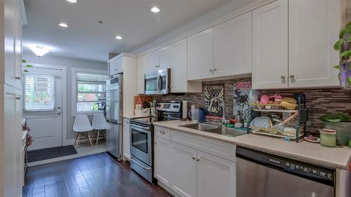 32-600 Boynton Place, Kelowna, BC - Indoor Photo Showing Kitchen With Double Sink