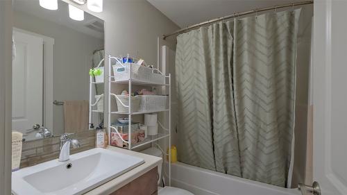 32-600 Boynton Place, Kelowna, BC - Indoor Photo Showing Bathroom