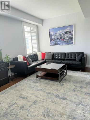 101 Inspire Boulevard, Brampton, ON - Indoor Photo Showing Living Room