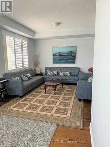 101 Inspire Boulevard, Brampton, ON - Indoor Photo Showing Living Room