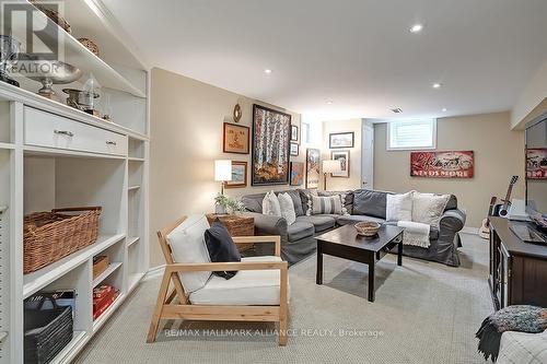 565 Patricia Drive, Oakville, ON - Indoor Photo Showing Living Room