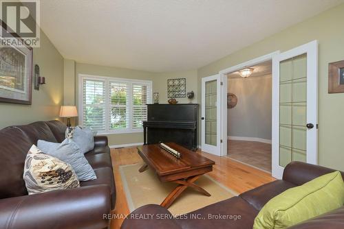 10 Livingston Drive, Caledon, ON - Indoor Photo Showing Living Room