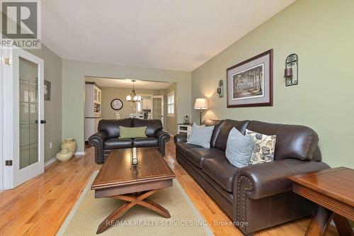 10 Livingston Drive, Caledon, ON - Indoor Photo Showing Living Room