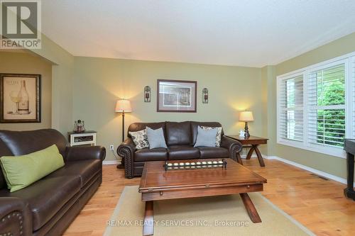 10 Livingston Drive, Caledon, ON - Indoor Photo Showing Living Room