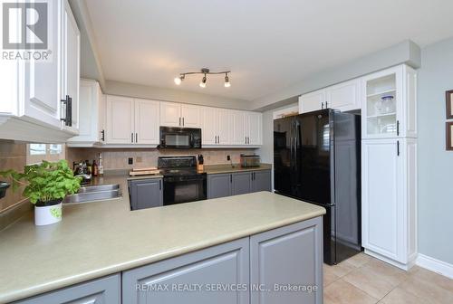 10 Livingston Drive, Caledon, ON - Indoor Photo Showing Kitchen