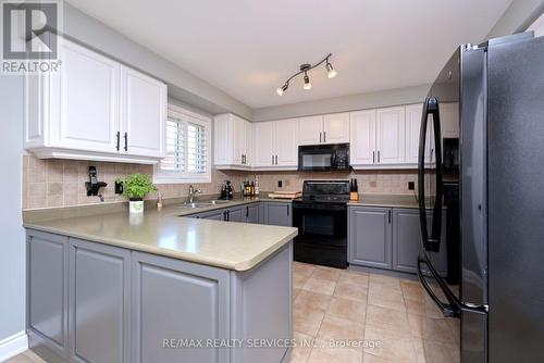 10 Livingston Drive, Caledon, ON - Indoor Photo Showing Kitchen With Double Sink