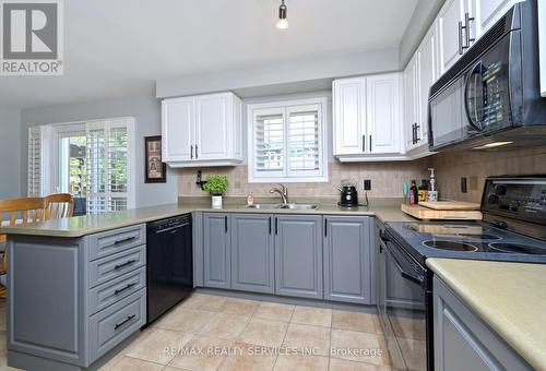 10 Livingston Drive, Caledon, ON - Indoor Photo Showing Kitchen With Double Sink