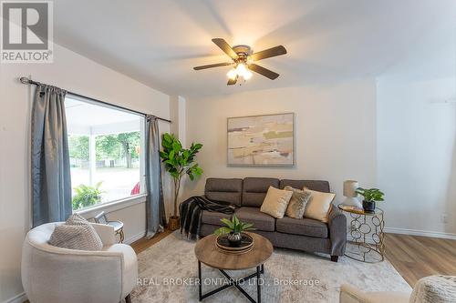 131 Ross Street, Welland, ON - Indoor Photo Showing Living Room