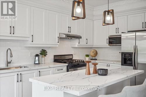 160 Sonoma Boulevard, Vaughan (Sonoma Heights), ON - Indoor Photo Showing Kitchen With Upgraded Kitchen