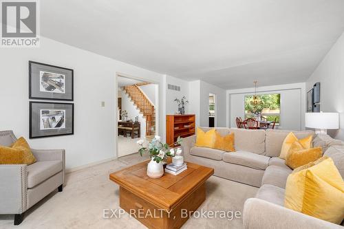 981 Valdese Drive, Mississauga (Erindale), ON - Indoor Photo Showing Living Room