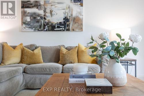 981 Valdese Drive, Mississauga (Erindale), ON - Indoor Photo Showing Living Room