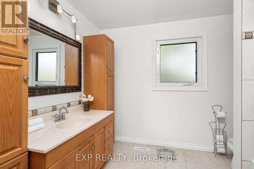 981 Valdese Drive, Mississauga (Erindale), ON - Indoor Photo Showing Bathroom