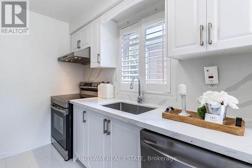 2050 Oak Bliss Crescent, Oakville, ON - Indoor Photo Showing Kitchen