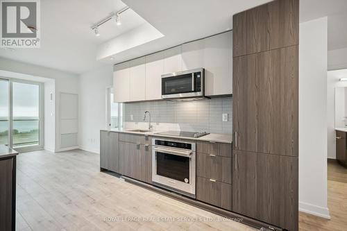 1306 - 220 Missinnihe Way, Mississauga (Port Credit), ON - Indoor Photo Showing Kitchen With Upgraded Kitchen