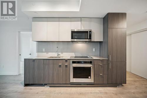 1306 - 220 Missinnihe Way, Mississauga (Port Credit), ON - Indoor Photo Showing Kitchen With Upgraded Kitchen