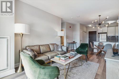 302 - 216 Oak Park Boulevard, Oakville, ON - Indoor Photo Showing Living Room