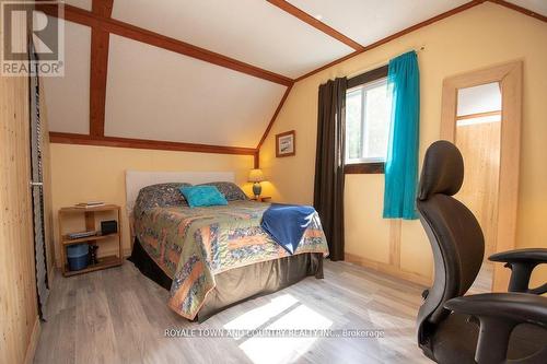 1130 Towering Oaks Trail, Kawartha Lakes (Norland), ON - Indoor Photo Showing Bedroom