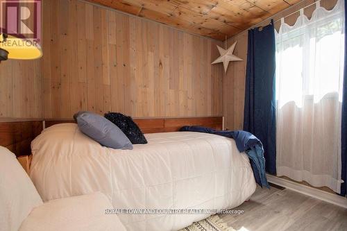 1130 Towering Oaks Trail, Kawartha Lakes (Norland), ON - Indoor Photo Showing Bedroom