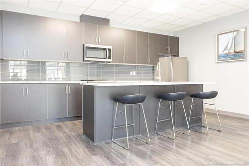 81 Robinson Street|Unit #509, Hamilton, ON - Indoor Photo Showing Kitchen With Upgraded Kitchen