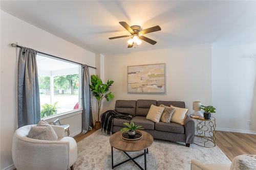 131 Ross Street, Welland, ON - Indoor Photo Showing Living Room