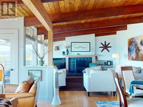 3998 Marine Ave, Powell River, BC - Indoor Photo Showing Living Room