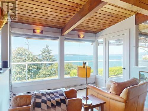 3998 Marine Ave, Powell River, BC - Indoor Photo Showing Living Room