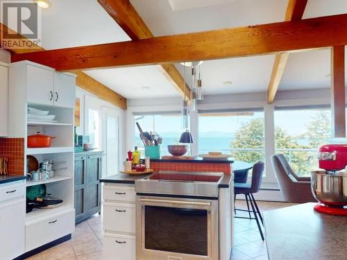 3998 Marine Ave, Powell River, BC - Indoor Photo Showing Kitchen