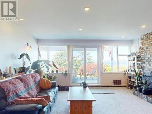 3998 Marine Ave, Powell River, BC - Indoor Photo Showing Living Room