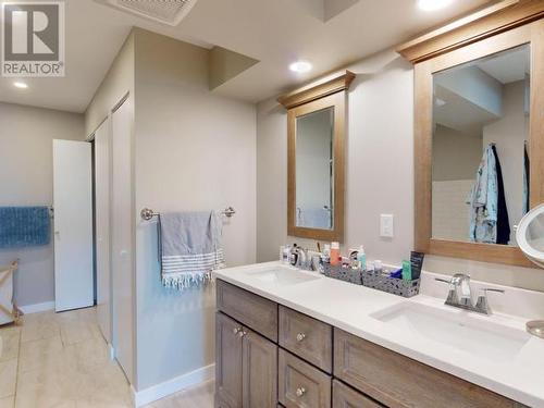 3998 Marine Ave, Powell River, BC - Indoor Photo Showing Bathroom