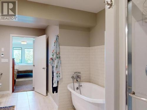 3998 Marine Ave, Powell River, BC - Indoor Photo Showing Bathroom