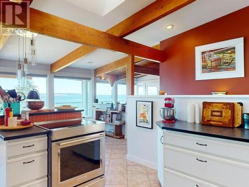 3998 Marine Ave, Powell River, BC - Indoor Photo Showing Kitchen