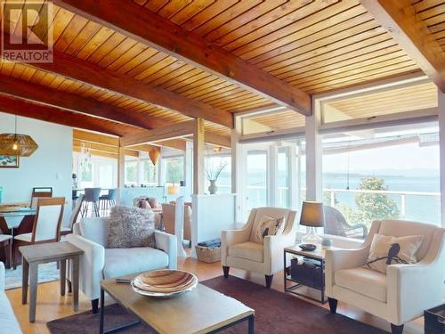 3998 Marine Ave, Powell River, BC - Indoor Photo Showing Living Room