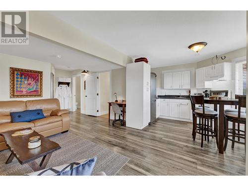 1368 Gregory Road, West Kelowna, BC - Indoor Photo Showing Living Room