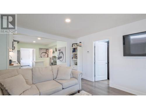 726 Coronation Avenue, Kelowna, BC - Indoor Photo Showing Living Room