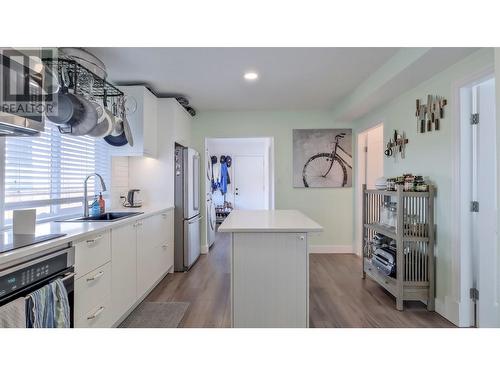 726 Coronation Avenue, Kelowna, BC - Indoor Photo Showing Kitchen