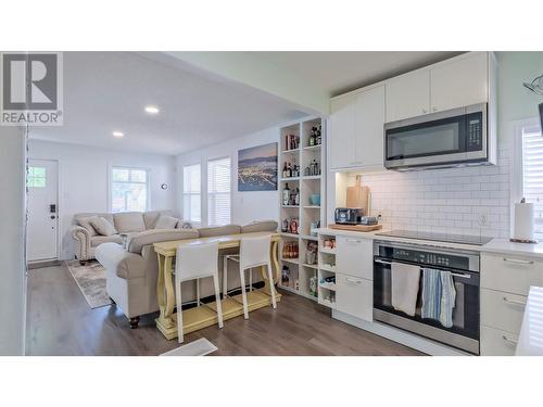 726 Coronation Avenue, Kelowna, BC - Indoor Photo Showing Kitchen With Stainless Steel Kitchen With Upgraded Kitchen