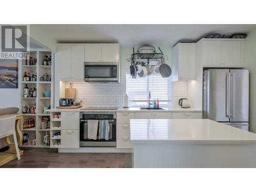 726 Coronation Avenue, Kelowna, BC - Indoor Photo Showing Kitchen With Stainless Steel Kitchen With Upgraded Kitchen