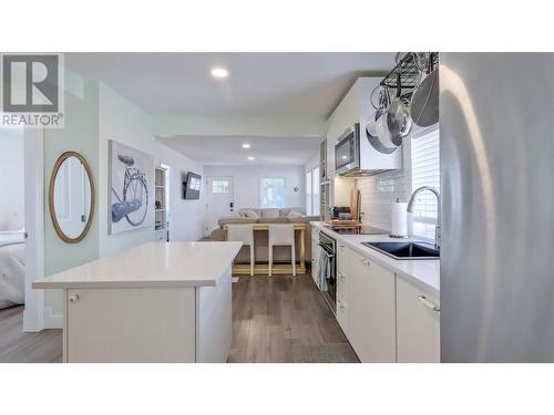 726 Coronation Avenue, Kelowna, BC - Indoor Photo Showing Kitchen With Upgraded Kitchen