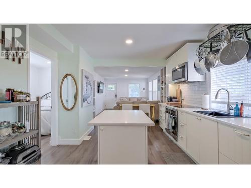 726 Coronation Avenue, Kelowna, BC - Indoor Photo Showing Kitchen With Upgraded Kitchen