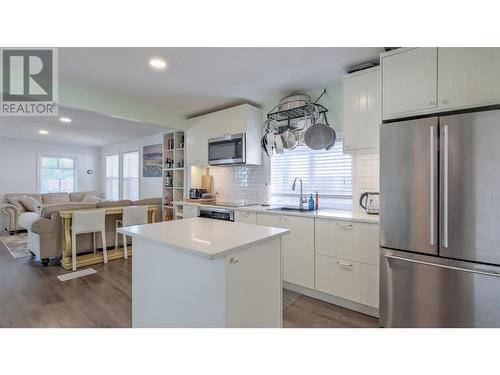 726 Coronation Avenue, Kelowna, BC - Indoor Photo Showing Kitchen With Upgraded Kitchen