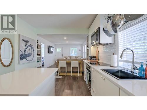 726 Coronation Avenue, Kelowna, BC - Indoor Photo Showing Kitchen With Upgraded Kitchen