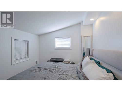 726 Coronation Avenue, Kelowna, BC - Indoor Photo Showing Bedroom