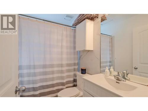 726 Coronation Avenue, Kelowna, BC - Indoor Photo Showing Bathroom